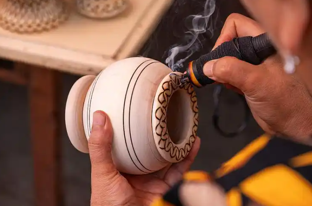 大量香港游客涌入新疆，不看景点不吃羊肉串，跑这么远是想啥？