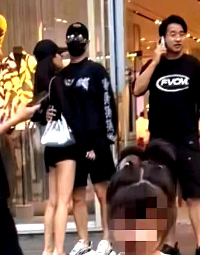 森林北原来还有儿子，难得带儿子出镜拍视频，儿子很害羞