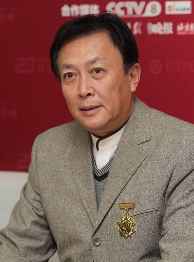 没想到，73岁唐国强受邀观礼阅兵刚一个月，竟再令所有人刮目相看