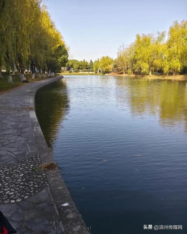 大学女生校内溺亡，同学定位发现“她在水里	”；家属：夜间参加游戏时出事	，校方监控只看到“水的波纹在动”