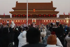 天安门城楼上，为什么要写“世界人民大团结万岁”？图片