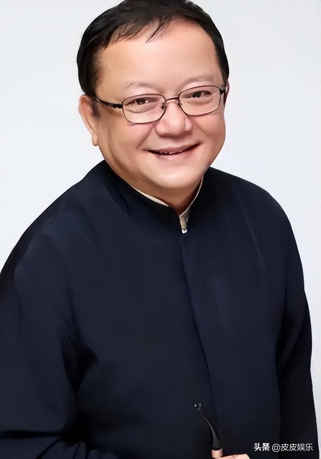事实证明，被传卖掉上亿豪宅移民美国的王刚，已经走上另一条大道