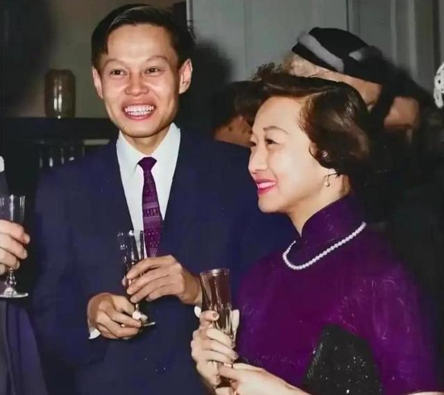 2021年，99岁杨振宁与72岁岳母罕见出镜，北京家中留影，翁帆胖了