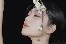 他和她分手时说：“玩玩而已，时虞，你不会痴心妄想我会当真吧？图片