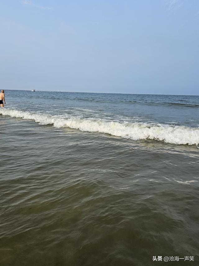 海边的快乐，喧嚣声与海浪声的交织，欢乐声与浪涛声的交融……