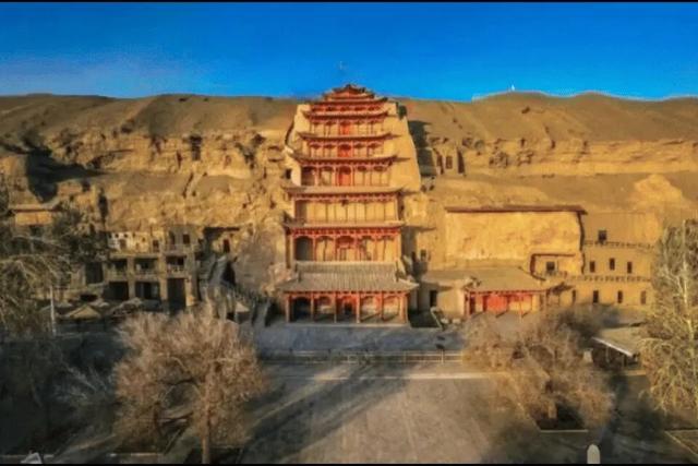 【敦煌喊你逛灯会啦!】@省内高校宝子们,这场跨越千年的光影盛宴,还有超多福利等你解锁~