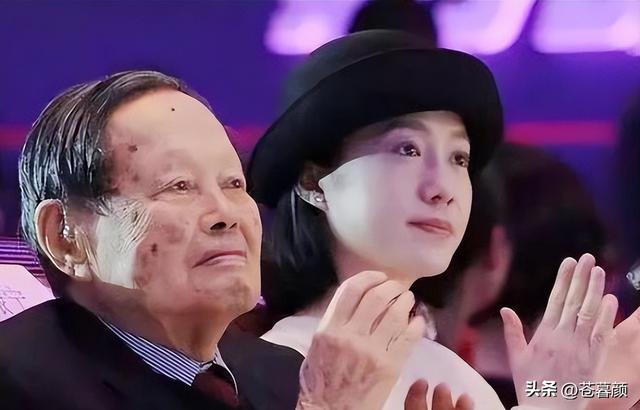 演都不演了！杨振宁去世仅7天，恶心的一幕出现，结局大快人心