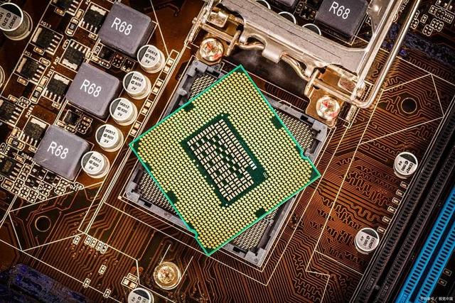 特朗普突然下令，不许向中国出售高端芯片，黄仁勋说了句大实话