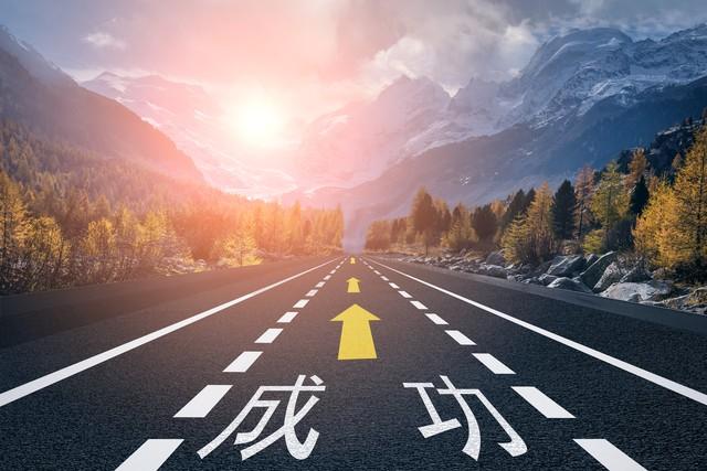 从挫折中崛起的创业故事，勇敢追梦，坚韧不拔的力量