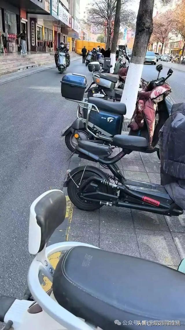 突发事件！某人坐在楼上……