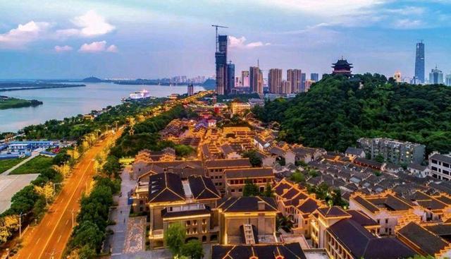 江苏人口最少地级市，GDP比泰州低，面积比南京小，人口不足350万