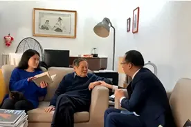 2024年，102岁杨振宁在北京家中留影，头发变黑了，翁帆身体发福图片