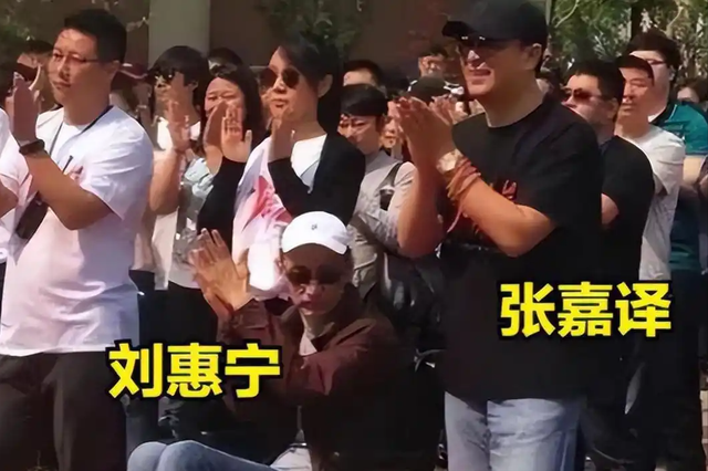 她是国家一级演员，多次给坐轮椅丈夫戴绿帽，如今儿子也是演员