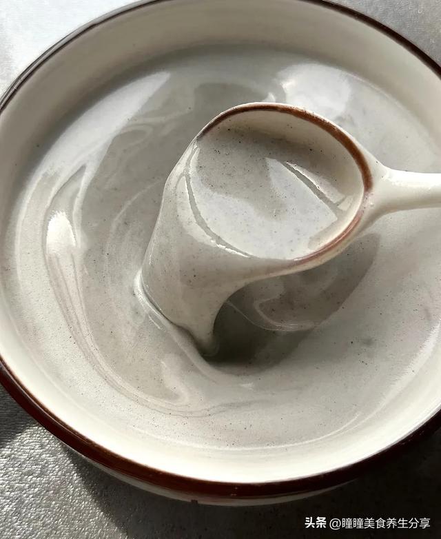 偷偷的豆浆换成了它，肚子瘪了，头发不掉了，连气色都红润了呢！