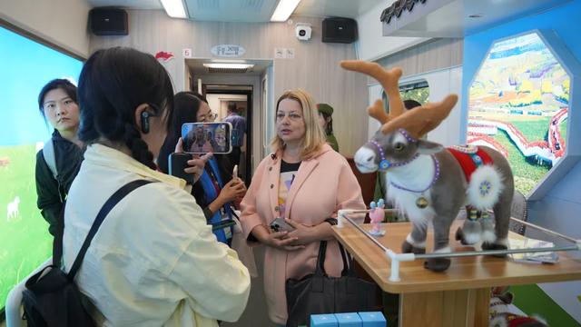 听歌、唱吧、剪纸……阿尔山号旅游列车的N种玩法