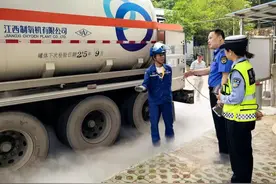 五一“联检”严把危运安全关 武汉市洪山区多部门联合开展危化品运输节前安全检查图片