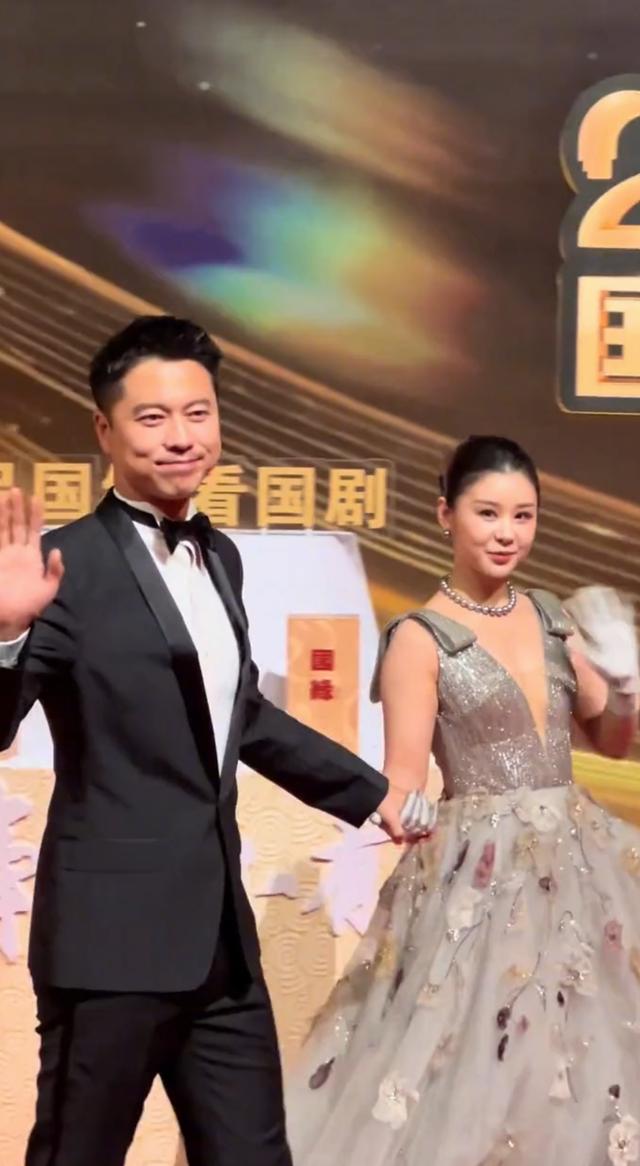 炸屏！王雷李小萌夫妇牵手国剧盛典晚会，夫妻恩爱画面被网友夸爆