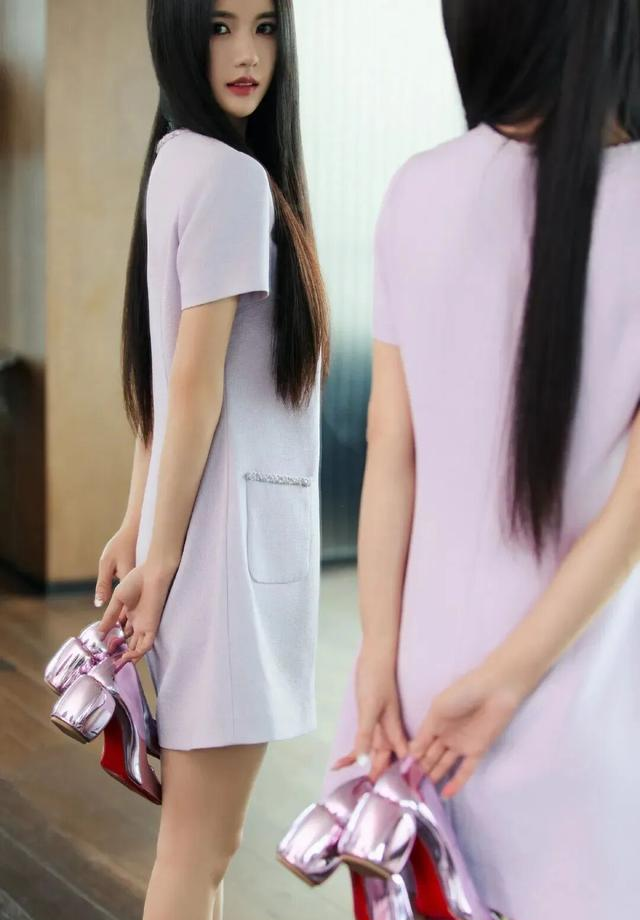 刘些宁  这腿也太美了吧，又白又直！