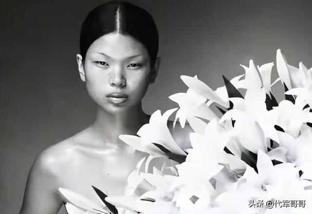 她被群嘲是“第一丑模”，嫁给大20岁老外，如今43岁怎样了？