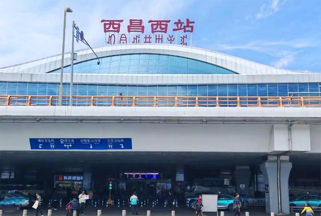 四川美到封神的小城，5万多株蓝花楹开花了，与昆明一样美！