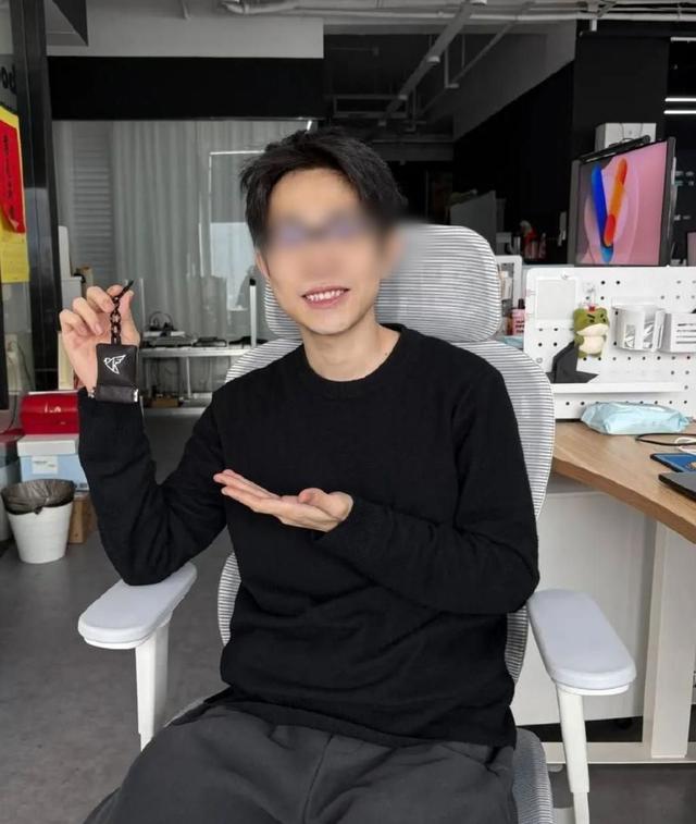 顶流博主何同学的海外账号年收入上千万？本人辟谣：没这么多