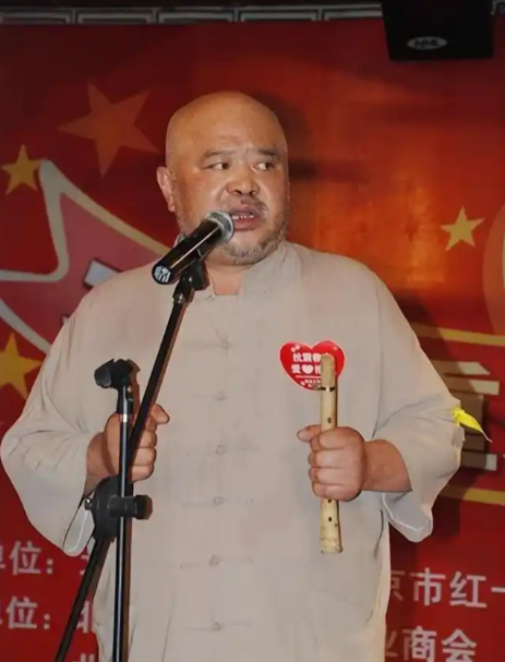 不顾医生劝阻每天2包烟，顿顿8两白酒的演员李琦，如今变成啥样