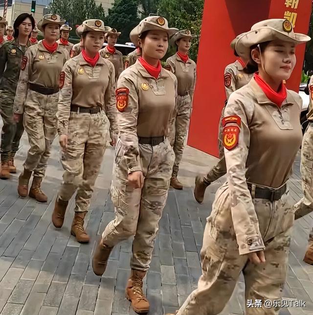 哗众取宠！93受阅女兵参加婚礼，穿着打扮被骂惨，评论区当场炸锅