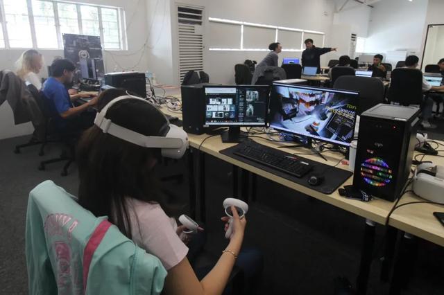 跨国外包时代来临!打工人最后价值,就是假扮AI