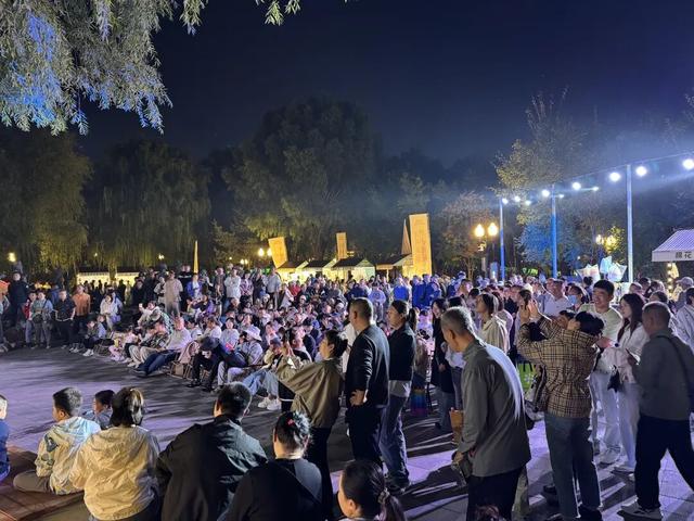 在新民大街，我被360°的快乐和人潮“包围”了！