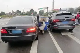 驴在马路上狂奔还拉着辆三轮车？撞上两辆汽车后“逃逸”，现已“捉驴归案”图片