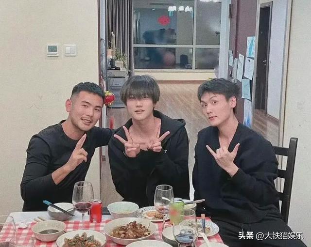 原来他们是亲兄弟，哥哥演短剧霸总，弟弟演长剧男主，颜值差别大