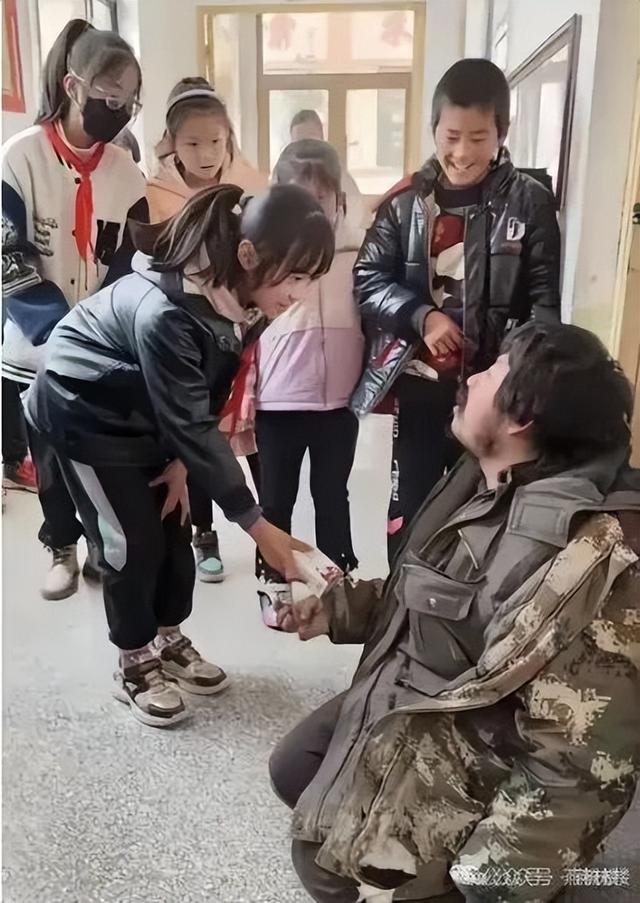 泪目！残疾拾荒者跪地资助女孩，结局却令人心碎