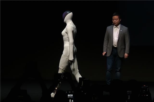小鹏女性机器人现场“脱衣割肉”！历史首次机器人证明自己不是人