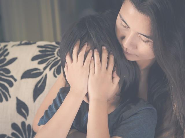 我在大学当保安，有个女学生总翻墙晚归，每次都被我抓到