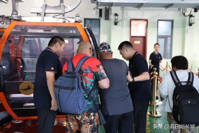 【暖心守护】带爸妈爬长城不再犯难！慕田峪适老化服务升级，细节暖到心坎里！