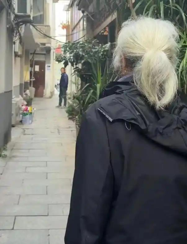 盲人老太在巷子里专找女性带路？警惕“正义冲动” | 荔枝时评