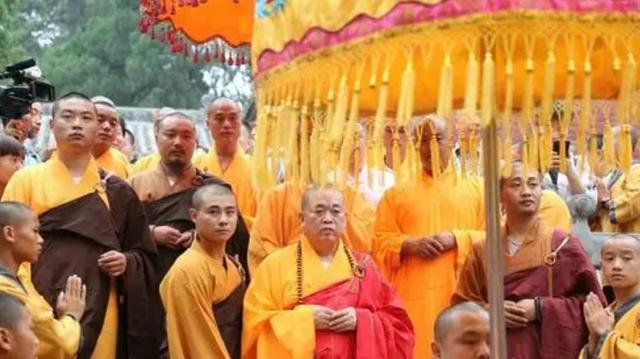 不查不知道一查吓一跳，掌管少林寺38年的释永信，私下到底多享受