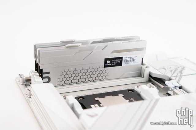 赛博鱼缸，技嘉 冰雕 B850M + 影驰 5080 金属大师 + COOJ Z18 装机