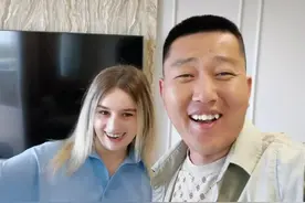 中国女婿出手阔绰，不仅给俄罗斯老丈人盖新房，还亲自上手盖地窖图片