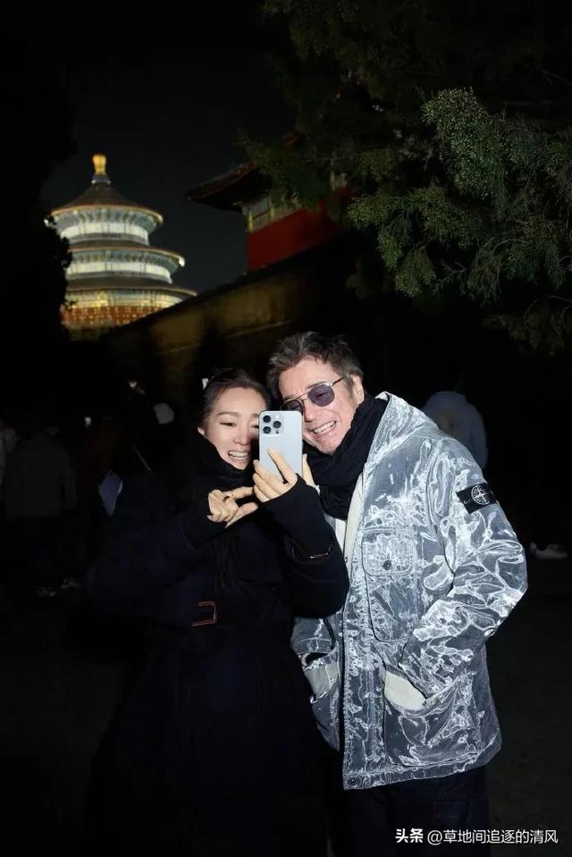 59岁的巩俐和77岁丈夫北京街头游客照,幸福又温馨的样子! 