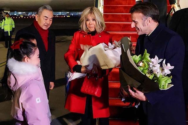 72岁法国第一夫人刚抵达北京就把人美翻！红色大衣配戴妃包，好美