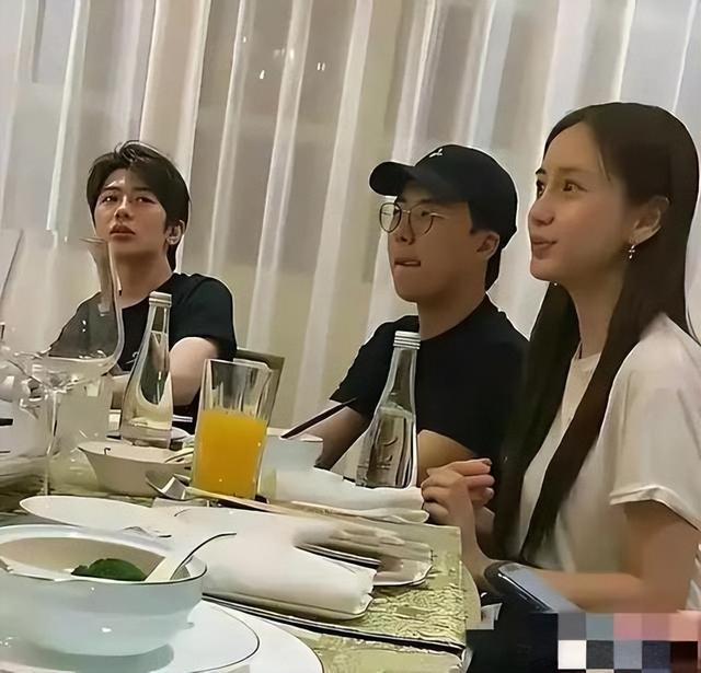 杨幂baby旧照曝光！万万没想到，女明星私下里陪大佬吃饭都是素颜