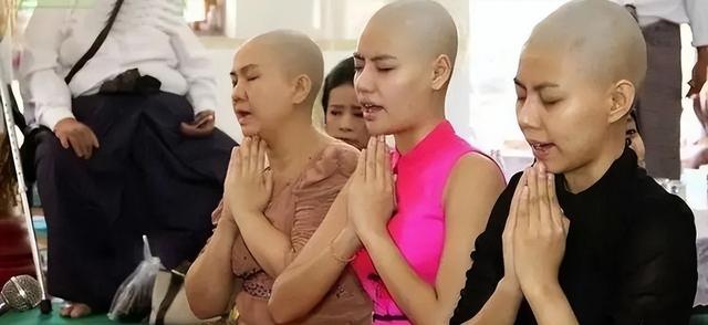搔首弄姿，与游客寻欢作乐？五台山美貌“尼姑”为何能如此放肆？