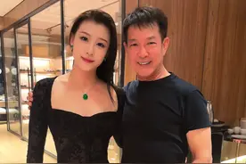 68岁元彪现身广西，和美女舞蹈家吃晚餐，肌肉饱满，身材练得超好图片