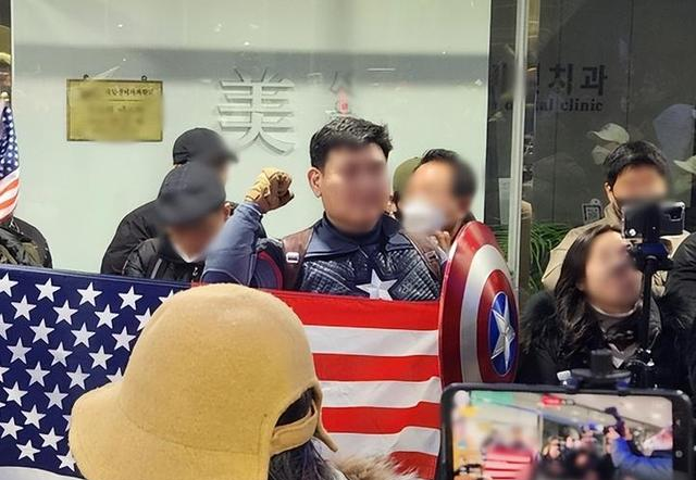 中国驻韩大使馆被砸，韩国警察冷眼旁观，李在明为何选择“沉默”