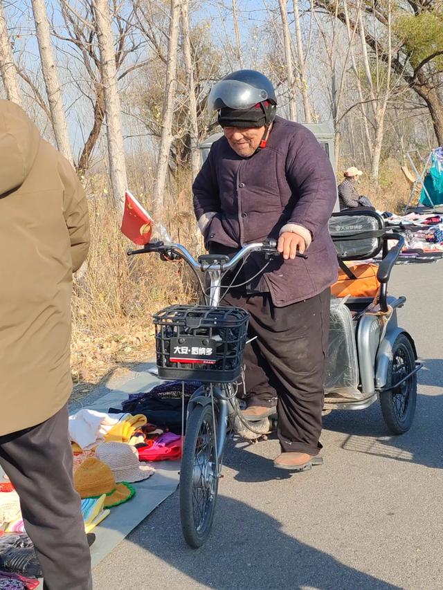 记录德州：岔河河堤上的大集，人山人海，异常热闹