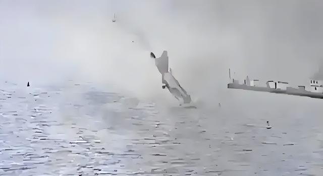 出大事了	，美战机被导弹击落，谁干的？调查结果公布，英法俄失声