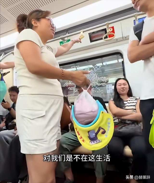 反华势力出现？女子大闹北京地铁，逮着谁骂谁，叫嚣中国不如美国