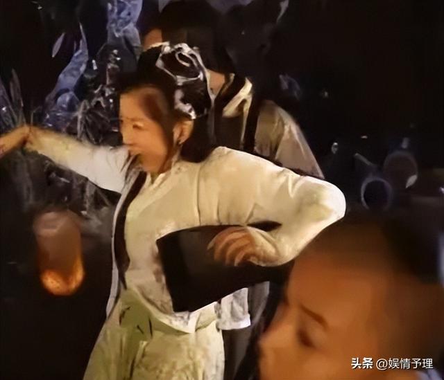 表面人模人样，做的事情却没眼看，强吻、袭胸，不过是冰山一角