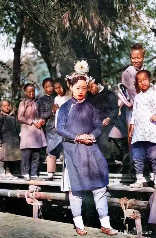 老照片：晚清时期，一名被浸猪笼的女子，躺在地上，民众冷漠围观